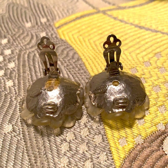 Flower Clip On Earrings & Shell Imitation Bracelet - Picture 4 of 4